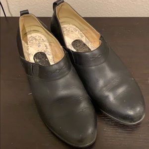 Ariat booties in black. 9.5